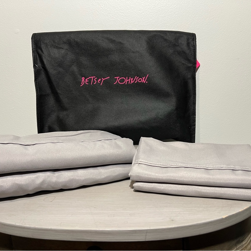 NWT Betsey Johnson Twin 4 Piece Solid Lightweight Gray Sheets * Storage Clutch